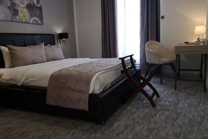 Room 9 of 42