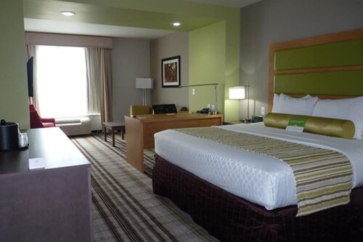 1 King Bed (5 of 26)