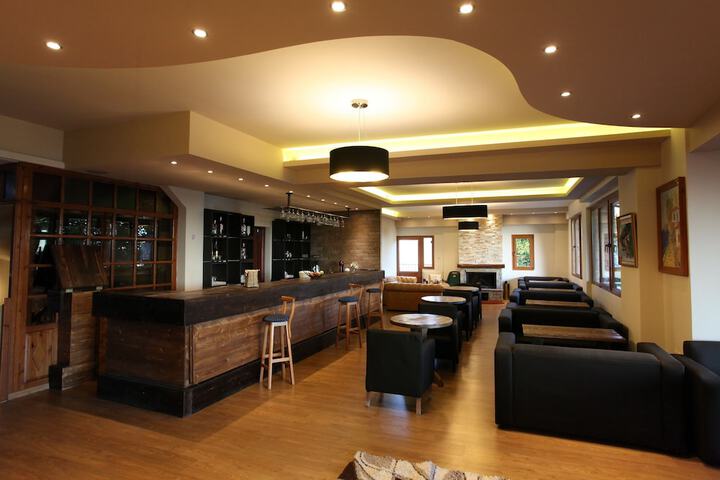 Lounge 34 of 45