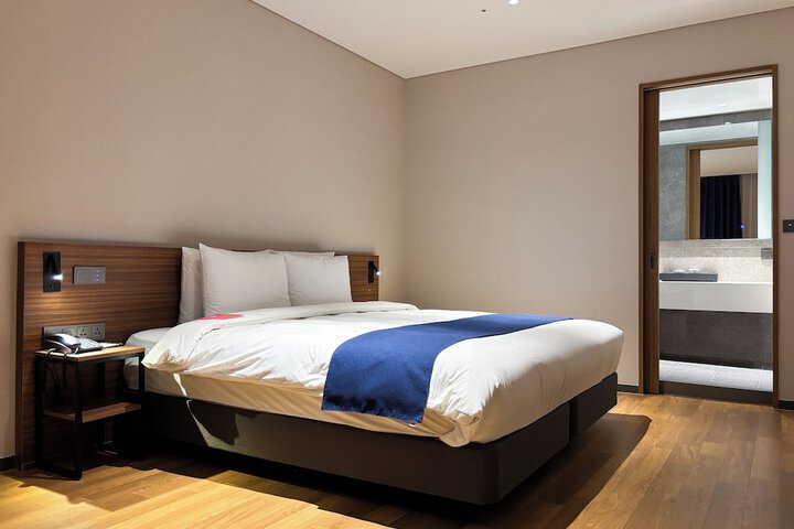 Room 4 of 100