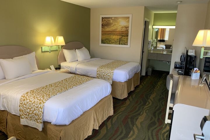 2 Double Beds (4 of 6)