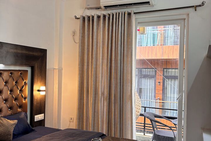 Room 13 of 28