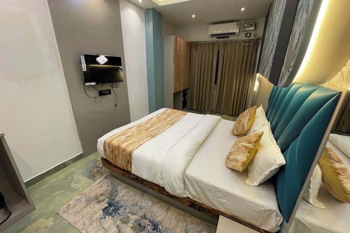 Room 6 of 12