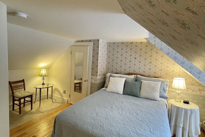 Room 4 of 60