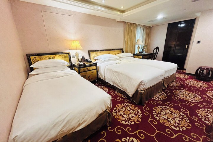 Room 44 of 216