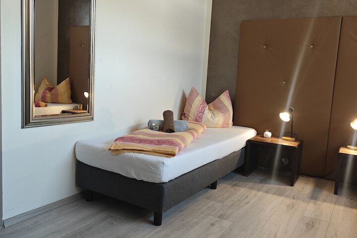Room 7 of 16