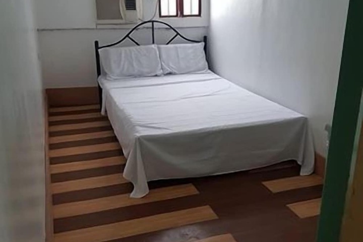 Room 7 of 18