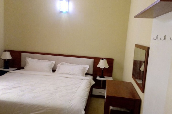 Room 12 of 100