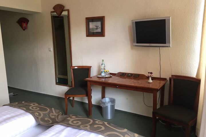 Room 25 of 100
