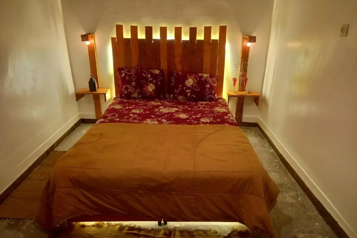 Room 2 of 8