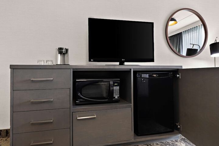 2 Queen Beds Balcony Microwave and Refrigerator Walk in Shower (14 of 24)