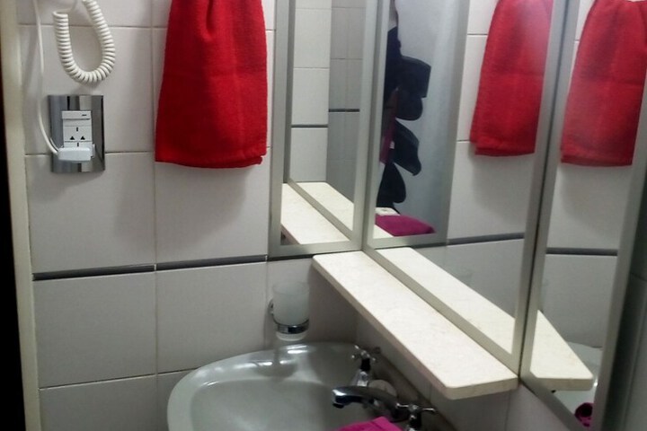 Room 13 of 26
