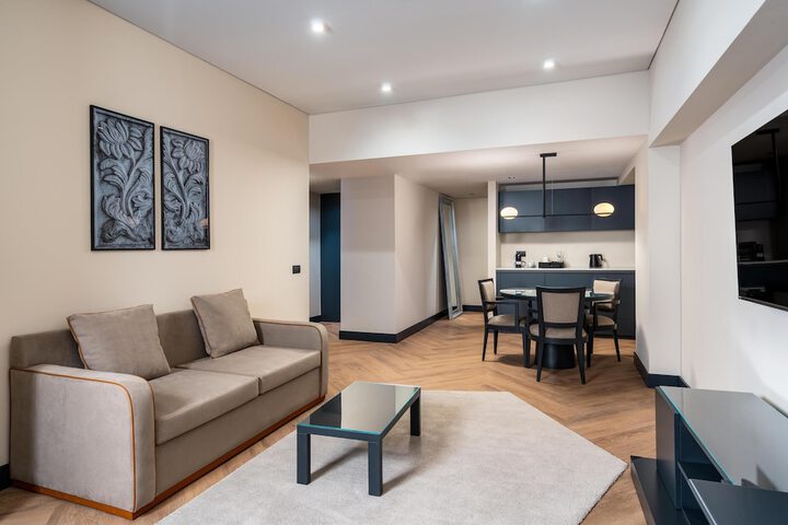 Room 40 of 214