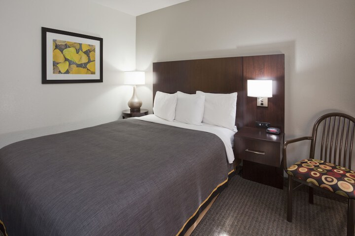 1 Queen Bed (4 of 4)