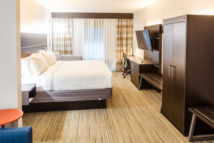 1 King Bed (8 of 9)