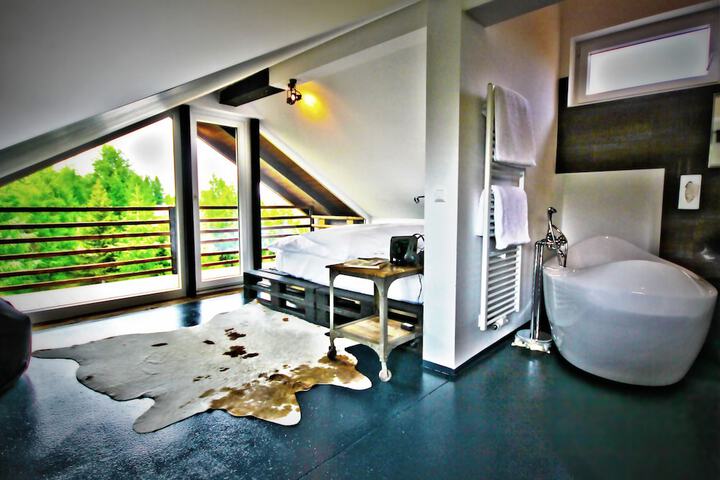 Room 4 of 7