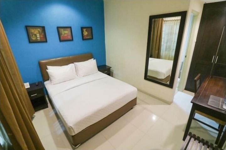 Room 12 of 33