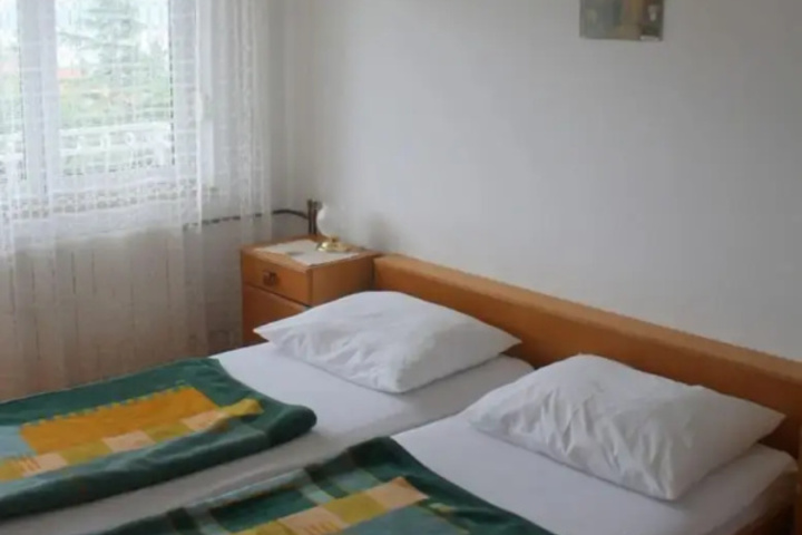 Room 4 of 10