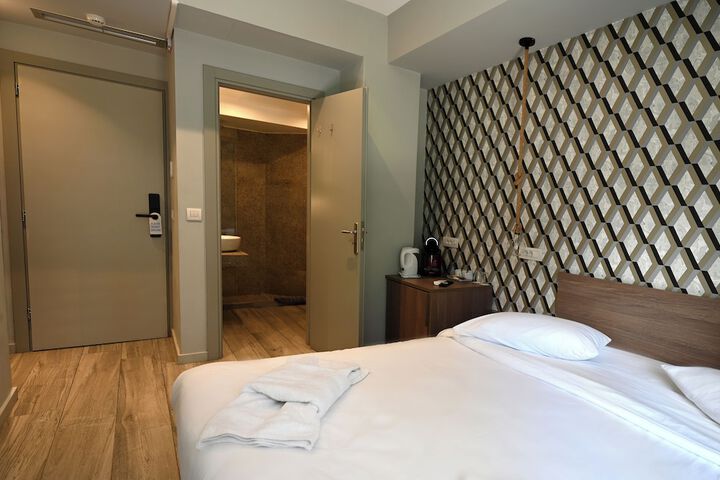 Room 13 of 200