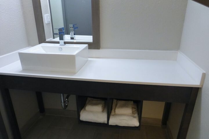 ADA Deluxe King with Roll in Shower (7 of 14)