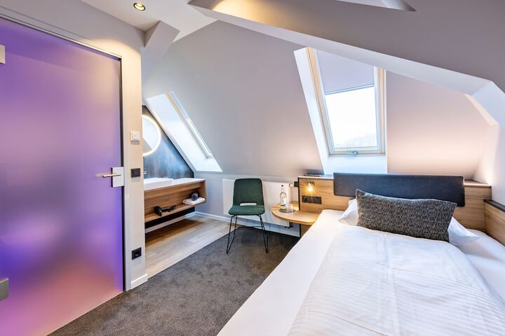 Room 16 of 83