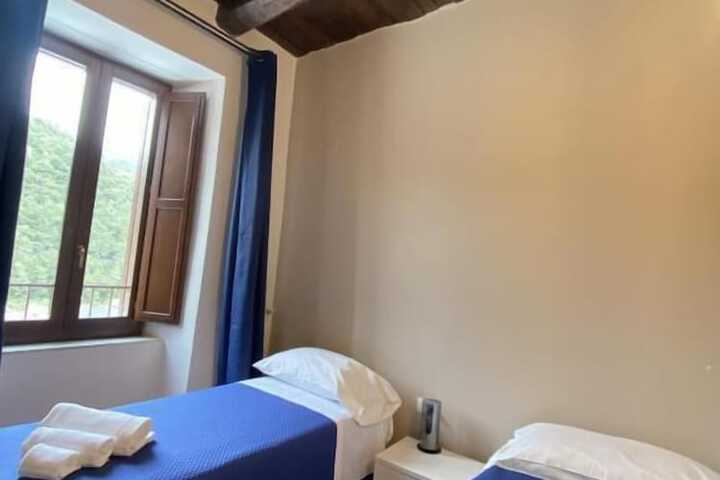 Room 2 of 37