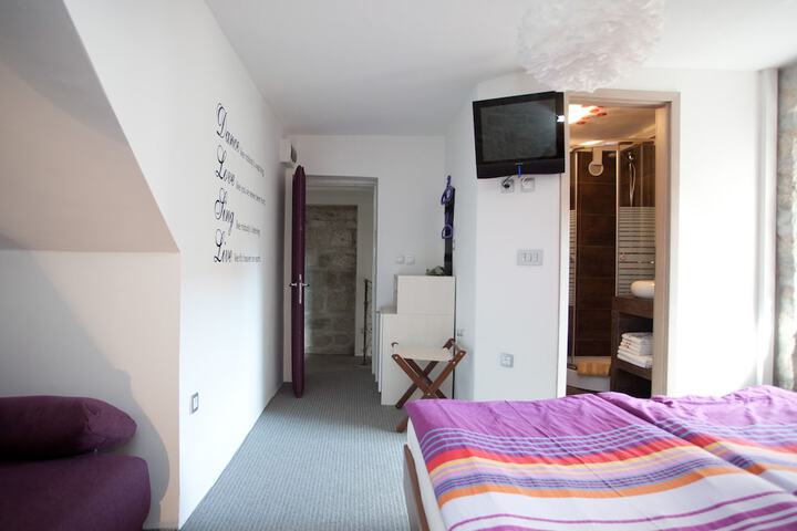Room 2 of 67