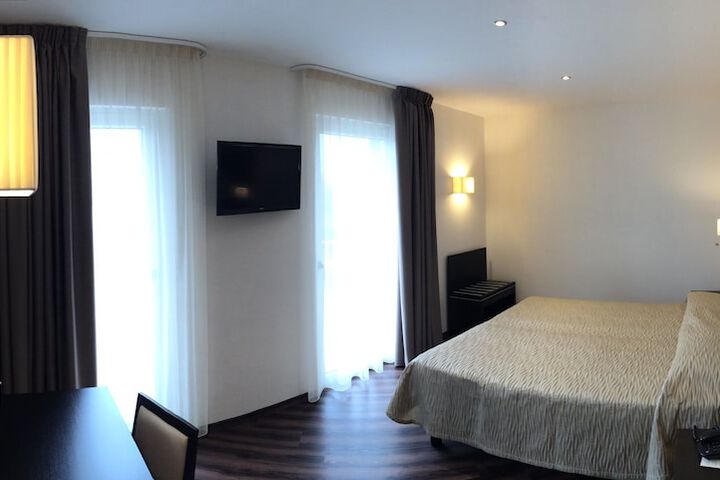 Room 8 of 69