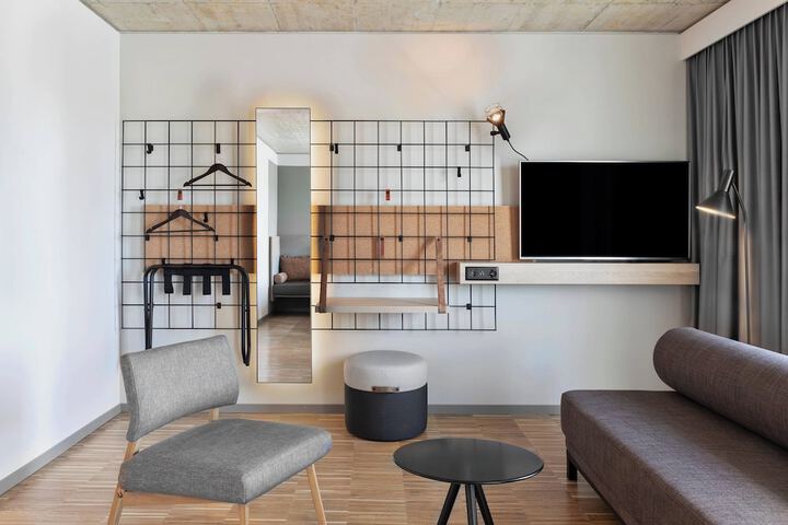 Room 9 of 47
