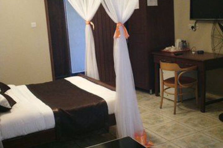 Room 10 of 32