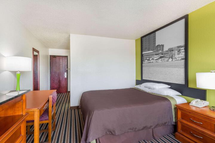 1 Queen Bed (3 of 9)