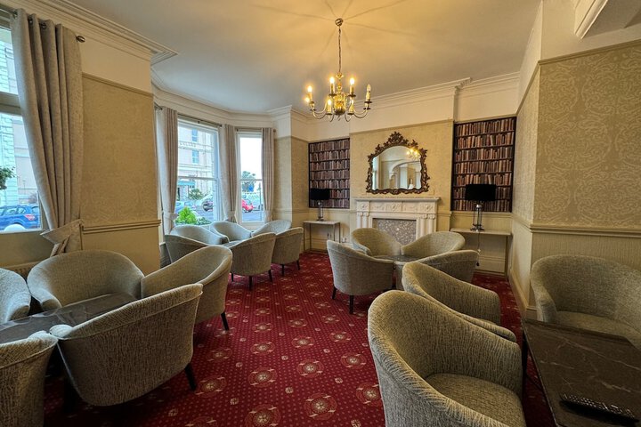 Lounge 41 of 59