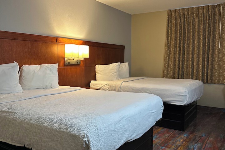 1 Queen Bed (23 of 30)