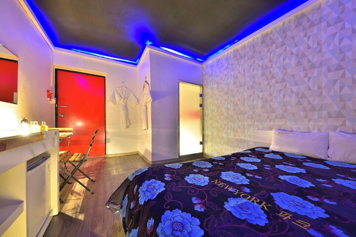 Room 4 of 18