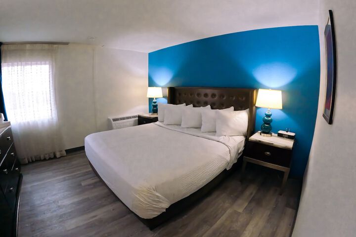 Premium King Bed (9 of 14)