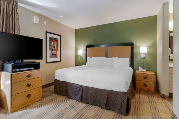 Deluxe Studio 1 King Bed with Sofa Bed (1 of 5)