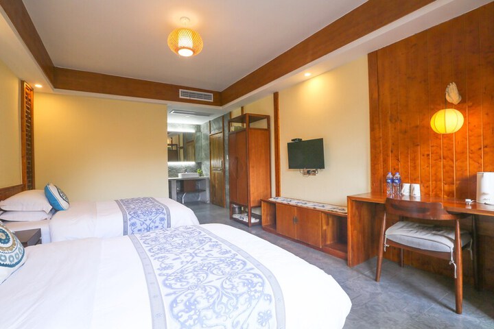 Room 102 of 153