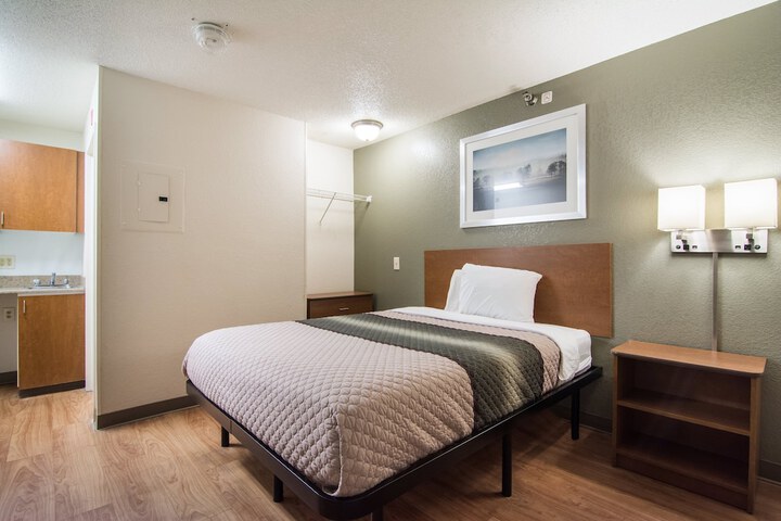 Efficiency Queen Bed (4 of 15)