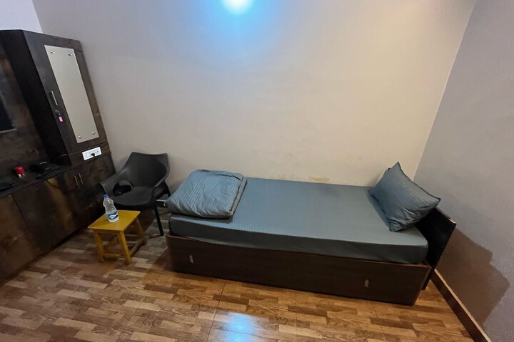 Room 6 of 8