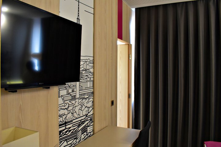 Room 32 of 54
