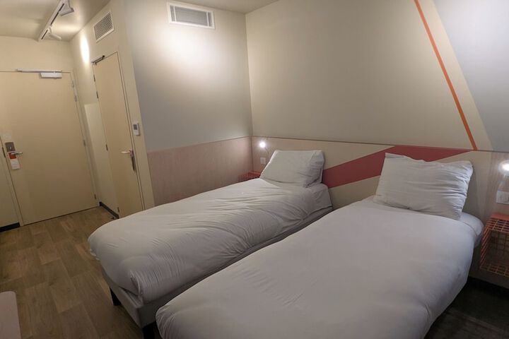 Room 8 of 77