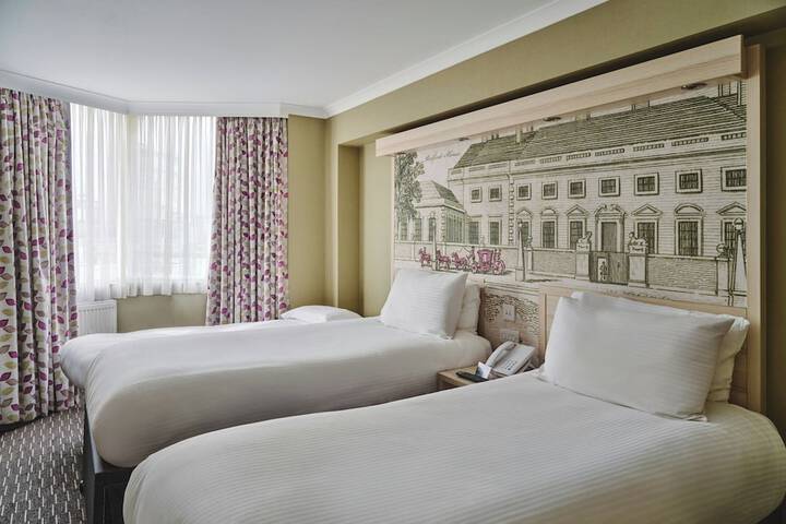 Room 34 of 122