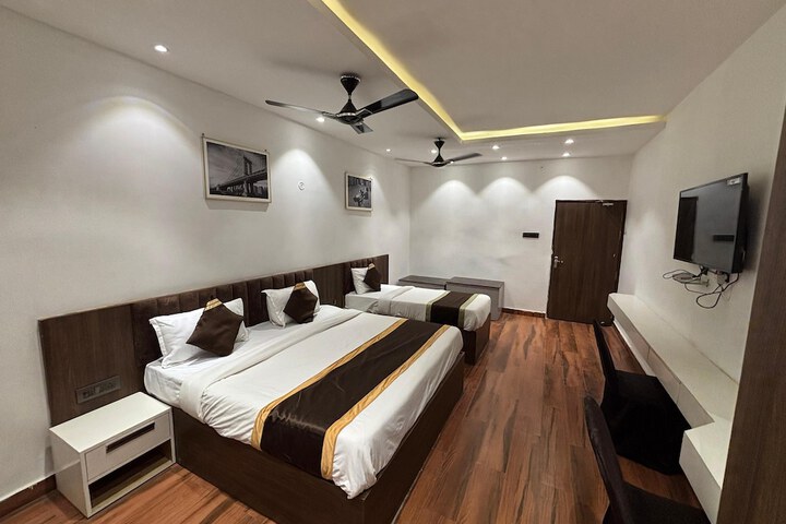 Room 11 of 25