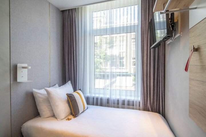 Room 72 of 142