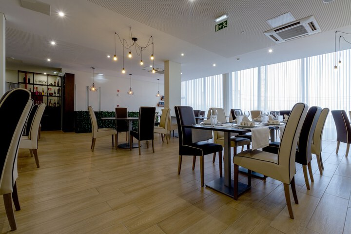 Dining 58 of 82