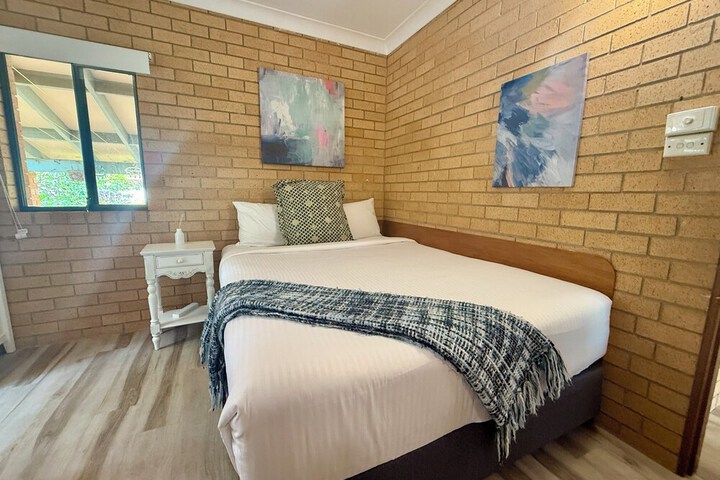 Room 5 of 16