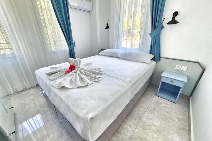 Room 10 of 28