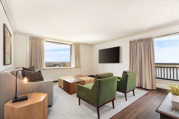 Executive Suite King Bed Accessible (1 of 22)