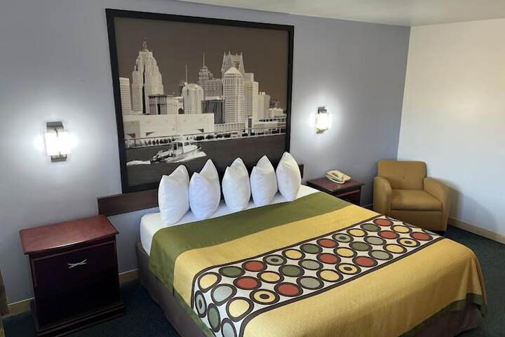 1 Queen Bed Accessible Room (4 of 13)