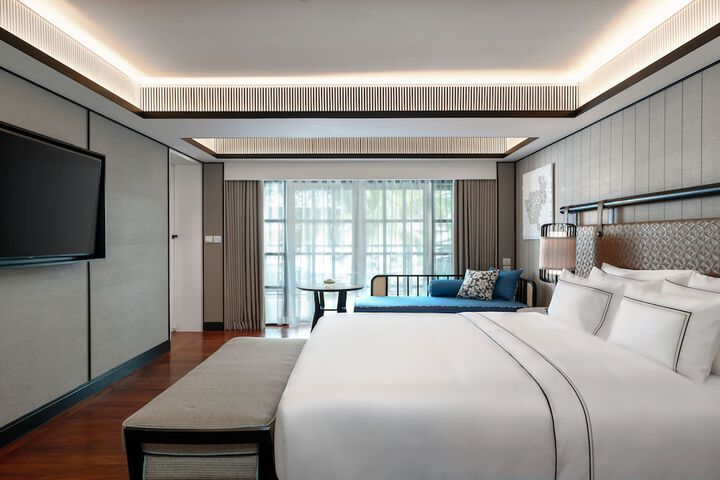 Room 4 of 113
